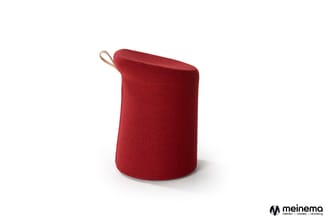 Rode ronde poef van stof met beige leren handvat, vrijstaand tegen witte achtergrond.