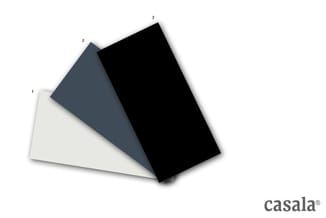Drie gekleurde akoestische panelen gestapeld: wit (1), donkergrijs (2) en zwart (3). Casala-merk.