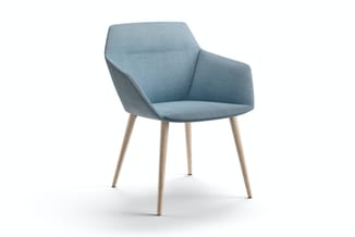 Blauwe fauteuil met gevoerde zitting en rugleuning, houten poten in natuurlijke kleur, moderne vormgeving.