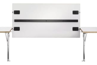 Vergadertafel wit blad met zwarte bevestigingselementen, zilveren poten, houten armsteunen aan zijkanten, frontaanzicht.