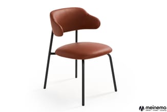 Bruine leren stoel met gebogen rugleuning en zwart metalen poten, moderne design.