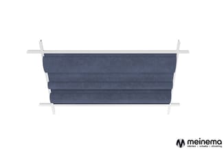 Donkerblauwe akoestische wandpanelen met horizontale vouwing, gemonteerd op witte beugels.