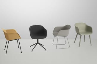 Vier designstoelen in verschillende kleuren en modellen: geel met zwart metaal, zwart op zwart draaipoot, grijs op grijs fram