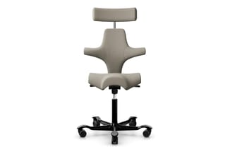 Grijsgroene bureaustoel met ergonomische vorm, hoofdsteun, brede zitting, zwart voetkruis met wielen, geïsoleerd tegen witte