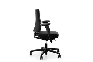 Zwarte ergonomische bureaustoel met hoge rugleuning, armsteunen en vijfwielonderstel op witte achtergrond.