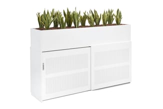 Witte plantenbak met geïntegreerde kastopslag en две deuren met ventilatieroosters. Gevuld met groene slangenplanten.