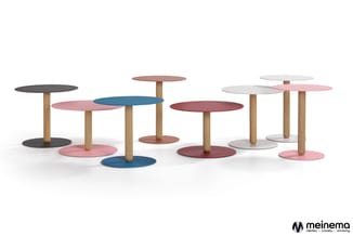 Collectie ronde bijzettafels in verschillende maten en kleuren (zwart, roze, blauw, wit, bordeaux) met houten poten, gegroepe