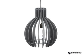 Hangende verlichting met grijze lamellenstructuur in bol vorm en zwarte ophanging en fitting.