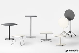 Collectie minimalistisch tafelwerk: ronde zwarte tafel met witte stoel, rechthoekige tafel met staanders, en witte tafels met