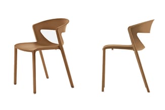 Twee bruine kunststof stoelen met uitgespaarde rugleuning, gezien van voren en achteren.