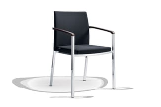 Zwarte kantoorstoel met armleuningen, zilveren aluminium frame, gepolsterde zitting en rugleuning, staand op grijs ondergrond