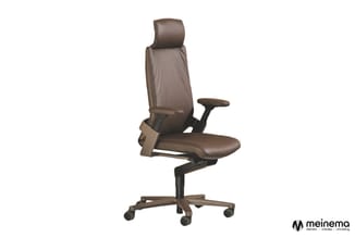 Bruine leren bureaustoel met hoge rugleuning, hoofdsteun, verstelbare armleuningen en zwenkwielen op houten voetenkruis.