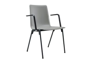Grijze vergaderstoel met zwart metalen frame en armsteunen, frontaal gefotografeerd tegen witte achtergrond.