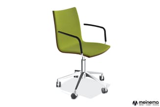 Groene bureaustoel met armleuningen op wielen, aluminium vijfpoten voet, zwarte armsteun en gasveer, op wit oppervlak.