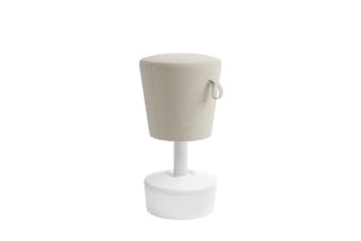 Beige stofbeklede zitpoef met witte kunststof voet en draaggreep aan de zijkant.