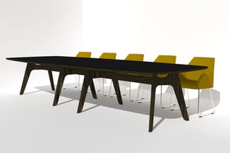 Vergadertafel met zwart blad en donkerhouten onderstel, omringd door gele stoelen met witte poten.