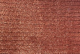 Rood-bruine tapijttegel met gemêleerde structuur en fijne textuur, close-up van het oppervlak.