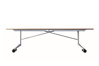 Rechthoekige vergadertafel met houten blad in bruin/rood, zilveren metalen onderstel met X-vormige bracing, wielen aan de pot