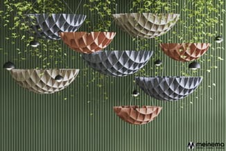 Decoratieve akoestische hangende elementen in beige, grijs en rood-bruin tegen groene golfwand met klimplanten.