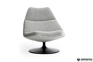 Grijze draaifauteuil met gewatteerde zitting en rugleuning op zwart voetsteunvoetstuk, tegen witte achtergrond.