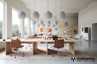 Modern kantoor met houten bureaus, terracottakleurige stoelen, hangende grijs geweven akoestische bollen, grote ramen en trap