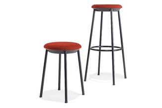 Twee barkrukken met rood gestoffeerde zitting, zwart metalen frame en voetsteun. Ene kruk lager, ander model hoger uitgevoerd