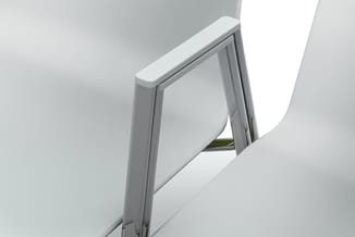 Grijze glazen scheidingswand met aluminium frame, openslaand, in witte kantoorruimte.