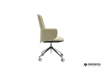 Beige bureaustoel met hoge rugleuning op zwenkwielen en aluminium voetsteun, zijkant weergegeven.