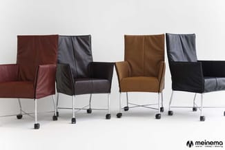 Reeks wieltjesstoelen met lederen bekleding in bordeaux, zwart en cognacbruin, metalen frame, tegen witte achtergrond.