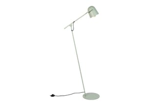 Staande leeslamp met groenig metalen voet, lange buisarm en kantelbare lampenkop op wit oppervlak.
