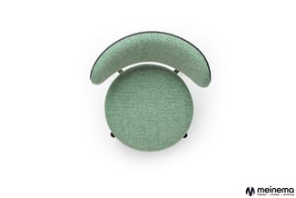 Groene mesh bureaustoel met ergonomische rugleuning, zwarte voetsteun, bovenaanzicht op witte achtergrond.