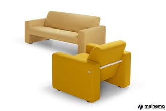 Gele fauteuil en beige sofa met afgeronde vormen en metallic accenten, gefotografeerd tegen witte achtergrond.