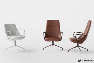 Drie moderne bureaukstoelen in verschillende kleuren: grijs met wit frame, bruin met donker frame, en roze-bruin met donker f