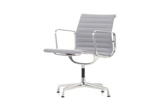 Grijze bureaustoel met horizontale stikselpatroon, chromen frame en armleuningen, vier-potige onderstel.