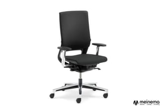 Zwarte ergonomische bureelstoel met hoge rugleuning, armsteunen en zilveren onderstel met wieltjes op witte achtergrond.