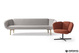 Grijze sofa met houten poten en terracotta-kleurige fauteuil met zwart kruisonderstel tegen witte achtergrond. Meinemo-logo r