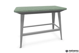 Grijs houten bankje met groene geweven zitting en grijze houten onderstel met schuine poten en zijsteunen.