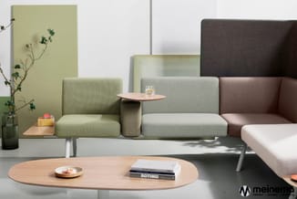 Modulaire zitgroep met groene, grijze en bruine elementen, houten bijzettafels, hoge rugpanelen in pastelkleuren, houten salo