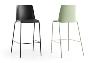 Twee barkrukken met metalen frame en kunststof zitting: één zwart, één lichtgroen, beide met voetsteun.