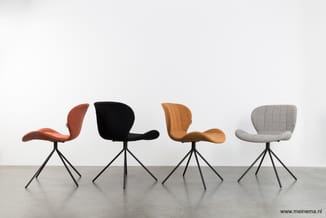 Vier design stoelen op driepoot onderstel in rood, zwart, geel en grijs, gerangschikt naast elkaar tegen witte achtergrond.