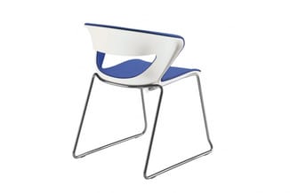 Moderne stoel met wit kunststof ergonomische zitting en rug, blauwe zitoppervlakte, grijs metalen slee-onderstel.