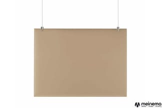 Beige akoestiekpaneel hangend aan twee metalen beugels tegen witte achtergrond.
