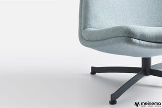 Grijze kantoorstoel met geweven bekleding en zwart kruisvoetonderstel, detail van zitting en armsteun.