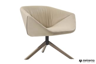 Beige lederen draaichair met gepolsterd zitgedeelte en houten driepoots onderstel met zwart detail.