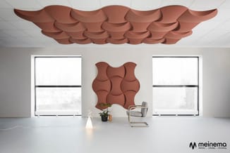 Moderne kantoorruimte met terracotta akoestische panelen aan plafond en wand, twee grote ramen, grijze stoel, potplant en wit