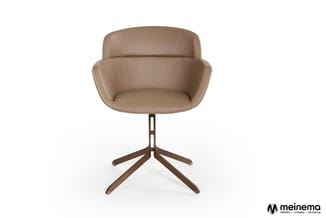 Beige lederen draaibare stoel met armsteunen op bruin vijfpootig voetstuk, frontaanzicht tegen witte achtergrond.