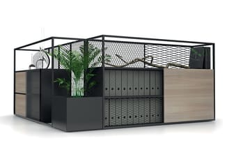 Kantoorcel met zwart stalen frame, houten panelen, mesh-scheidingswanden, ingebouwde kasten en groene planten.