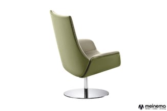 Moderne draaifauteuil met groengelakte zitting en grijze rugleuning, chromen voet op wit oppervlak.