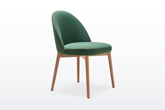 Groene stoel met gesloten rugleuning en ronde zitting op houten poten, tegen witte achtergrond.