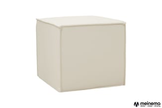 Poefje in beige stof met gestoffeerde zijkanten en afgeronde hoeken, kubusvormig design.
